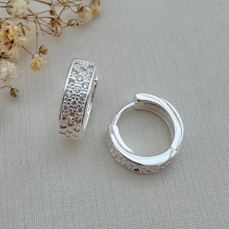 05.2924.1.S - (Tam. G) Argola retangular de duas colunas cravejadas com borda alta lisa