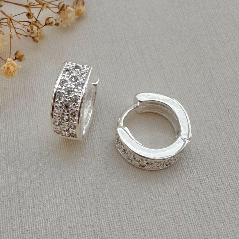 05.2924.1.S - (Tam. M) Argola retangular de duas colunas cravejadas com borda alta lisa