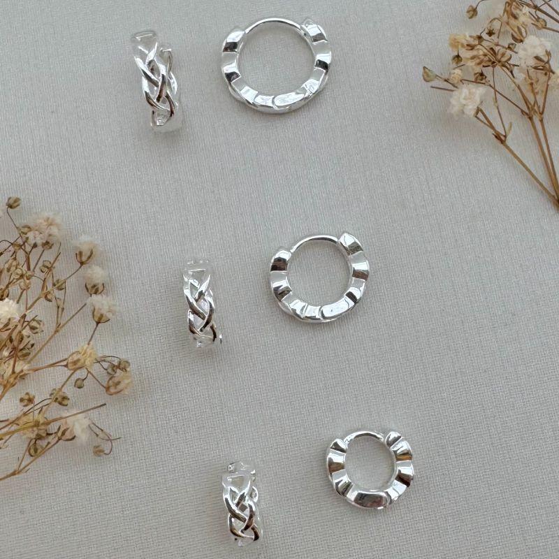 05.2925.0.S - Trio de argolas em desenho trança lisa em frente e verso