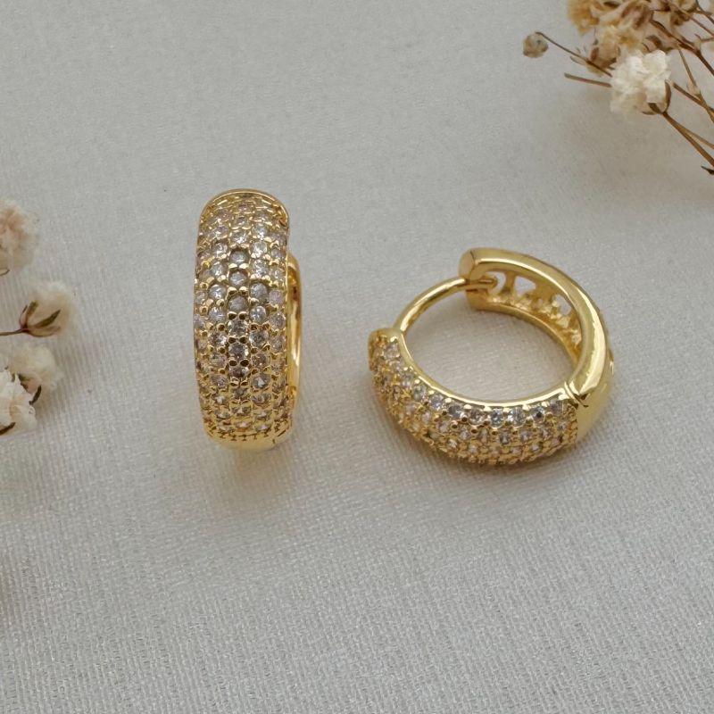 05.2928.1.O - (Tam. G) Argola estilo clássica de cravação estilo pavê com vazada em corações atrás.