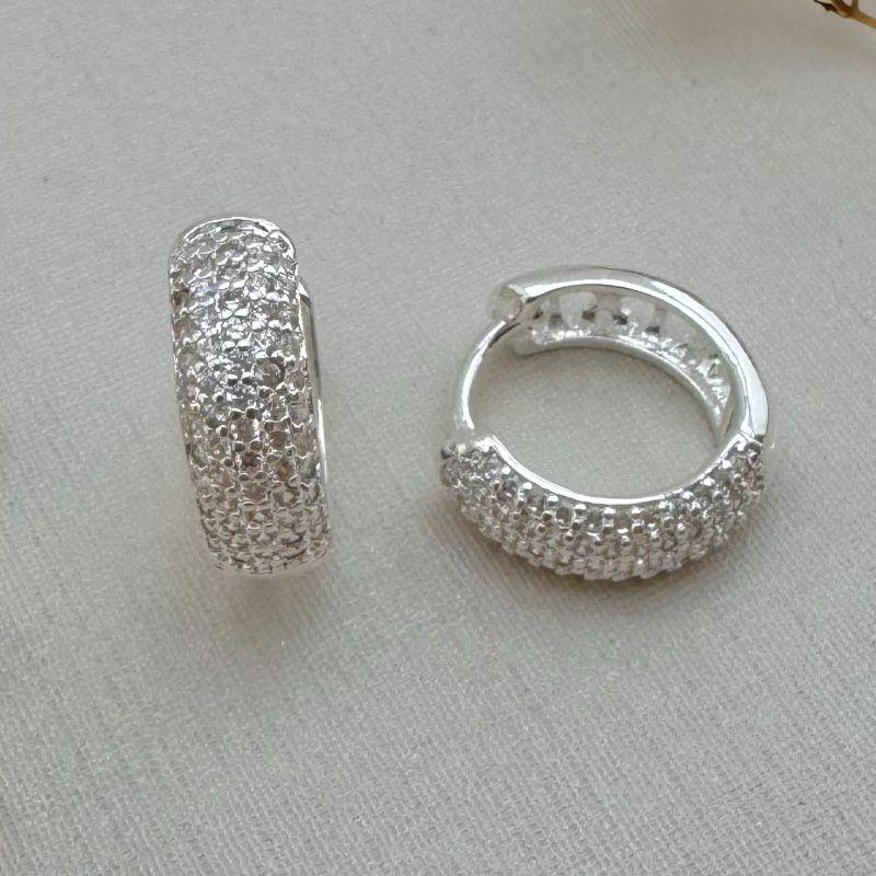 05.2928.1.S - (Tam. G) Argola estilo clássica de cravação estilo pavê com vazada em corações atrás.