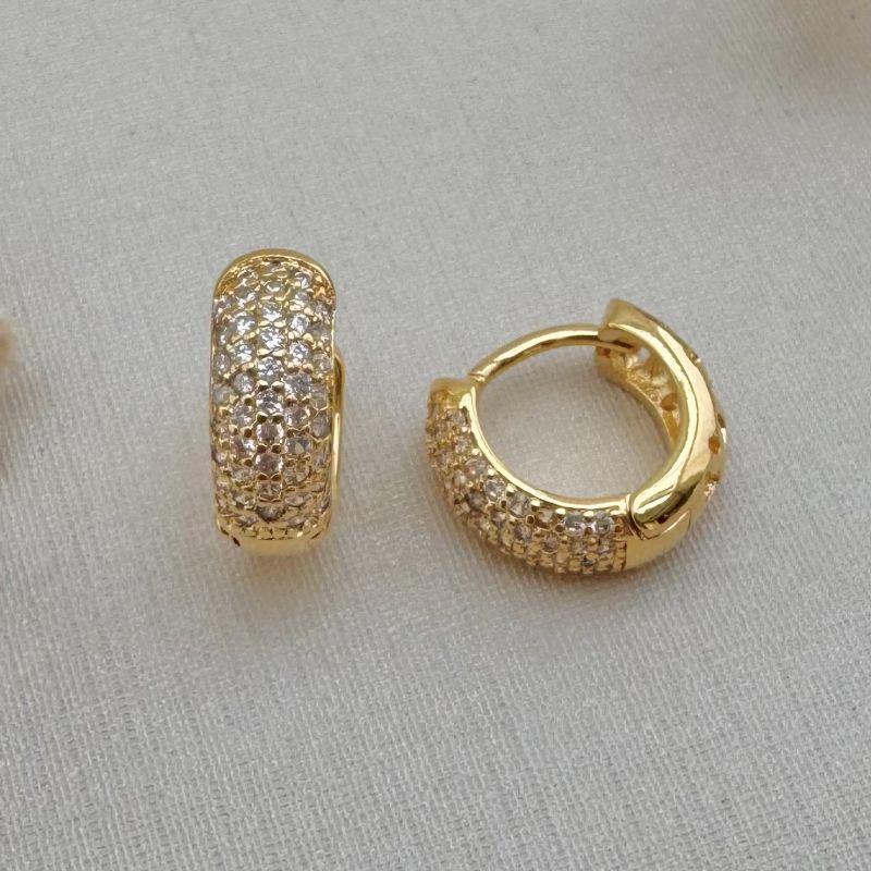 05.2929.1.O - (Tam. M) Argola estilo classica de cravação luxo com atras vazada em corações