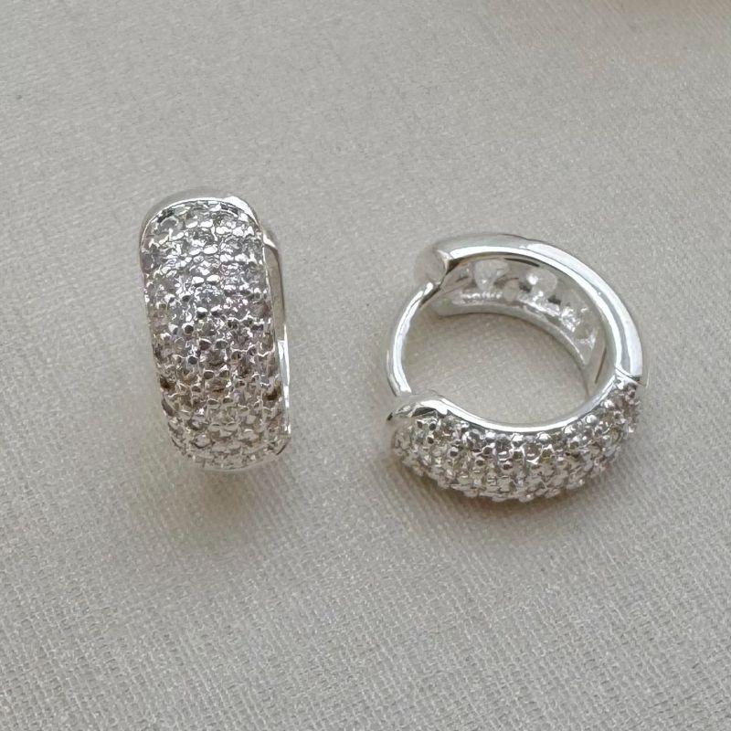 05.2929.1.S - (Tam. M) Argola estilo classica de cravação luxo com atras vazada em corações