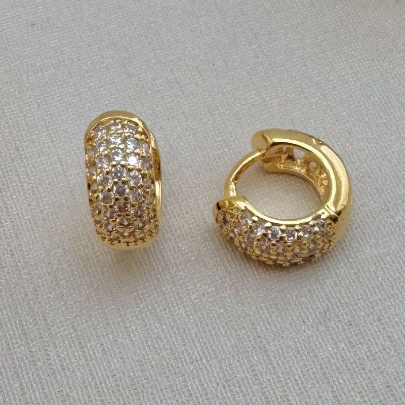 05.2930.1.O - (Tam. P) Argola estilo classica de cravação luxo com atras vazada em corações