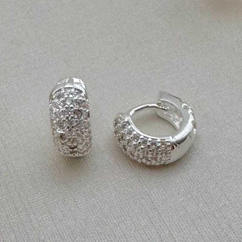 05.2930.1.S - (Tam. P) Argola estilo classica de cravação luxo com atras vazada em corações