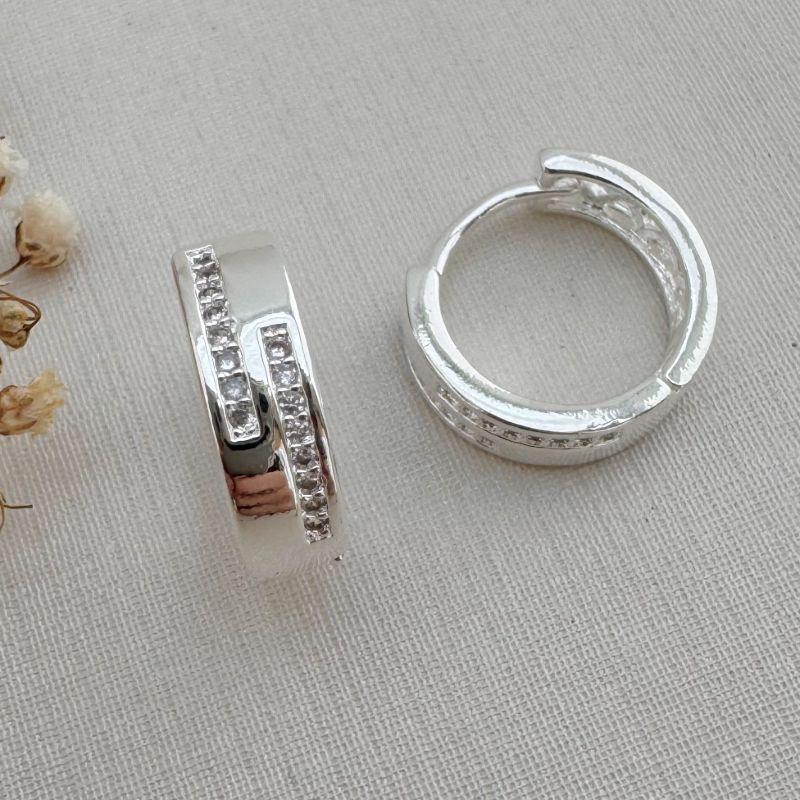 05.2932.1.S - Argola de duas colunas cravejadas em alturas assimétricas com borda reta