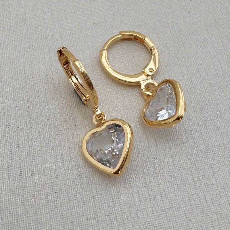 05.2934.1.O - (Tam. G) Argola de borda reta simples clássica simples com pingente de coração em inglês