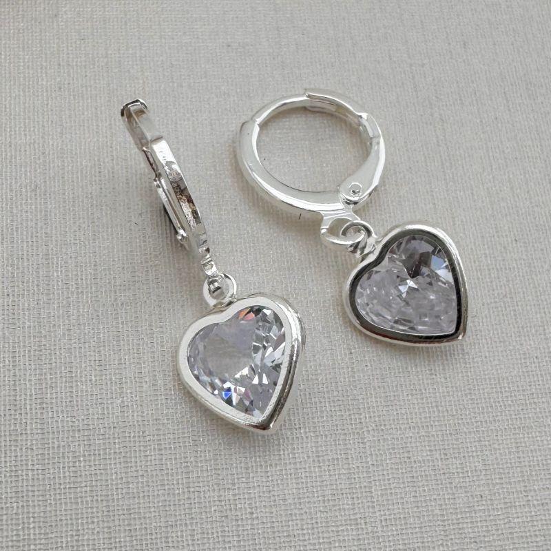 05.2934.1.S - (Tam. G) Argola de borda reta simples clássica simples com pingente de coração em inglês