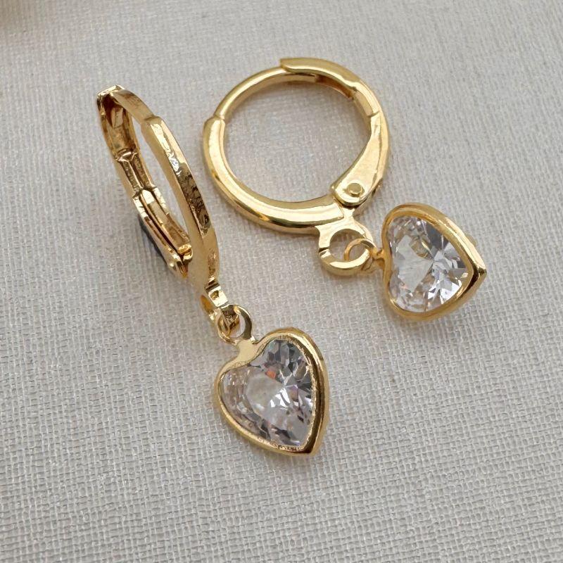 05.2935.1.O - (Tam. M)Argola de borda reta simples clássica simples com pingente de coração em inglês