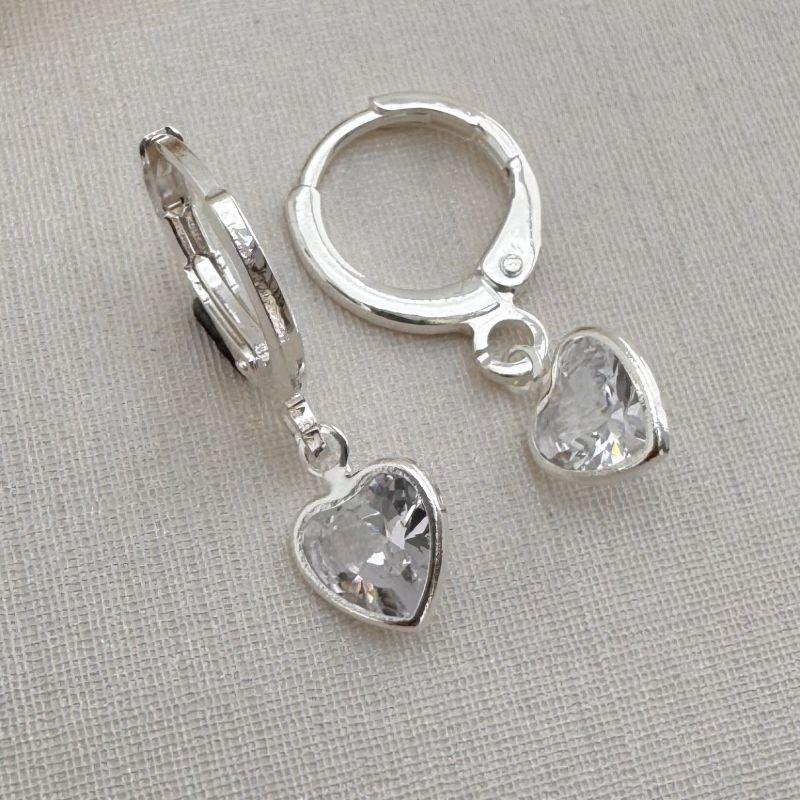 05.2935.1.S - (Tam. M) Argola de borda reta simples clássica simples com pingente de coração em inglês