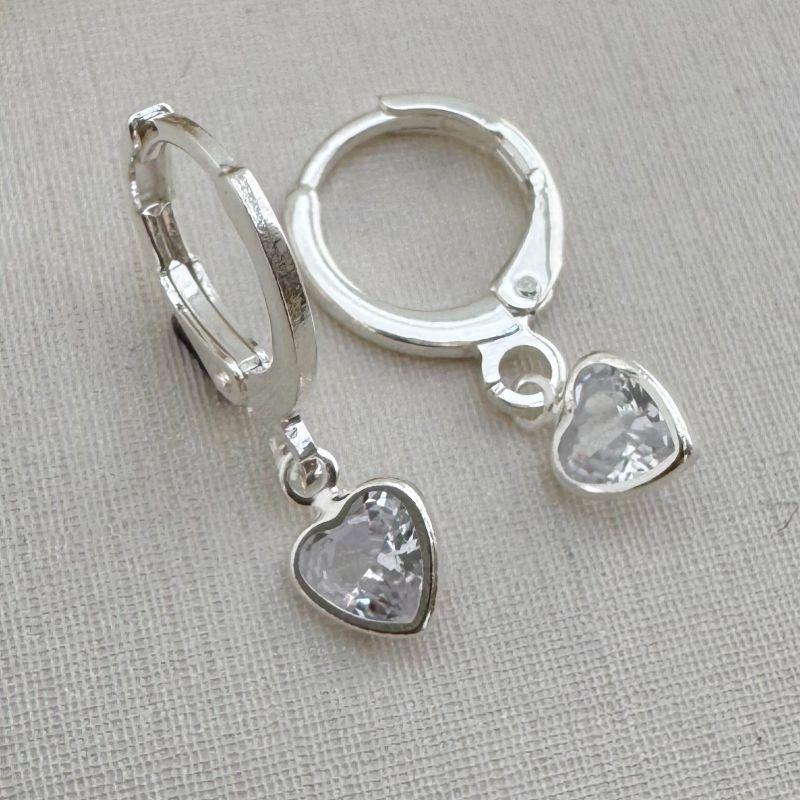 05.2936.1.S - (Tam. P) Argola de borda reta simples clássica simples com pingente de coração em inglês