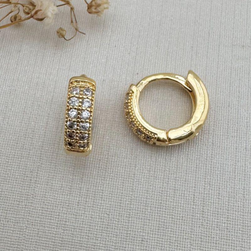 05.2938.1.O - Argola de duas colunas cravejadas simétricas com borda reta