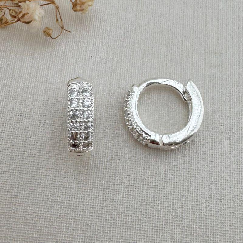 05.2938.1.S - Argola de duas colunas cravejadas simétricas com borda reta