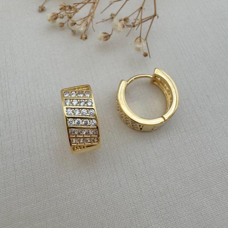 05.2943.1.O - Argola larga com seis linhas de cravação levemente verticais, com borda reta