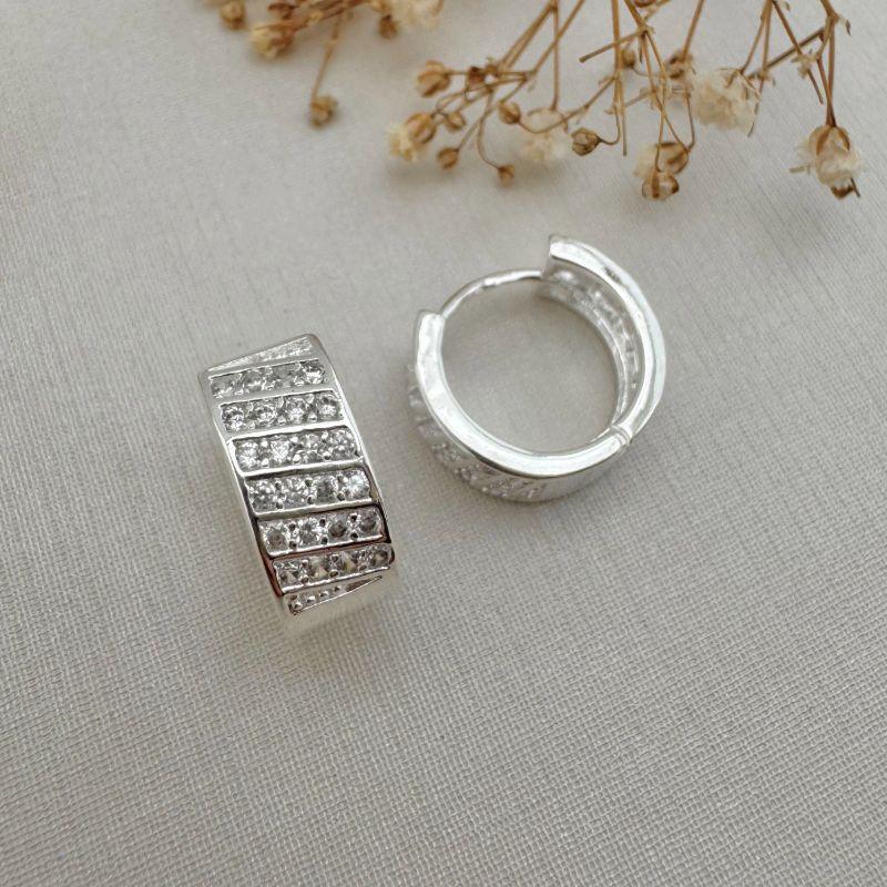 05.2943.1.S - Argola larga com seis linhas de cravação levemente verticais, com borda reta