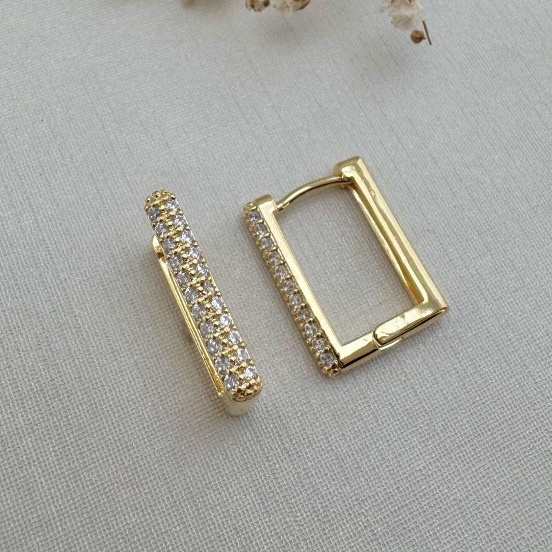 05.2944.1.O - Argola retangular com frente cravejada e barra arredondada