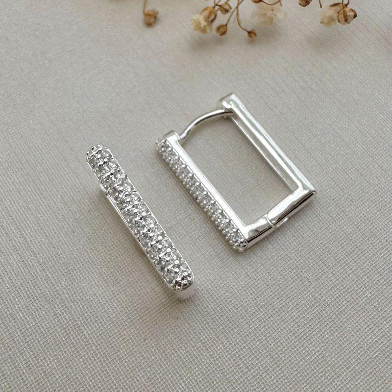 05.2944.1.S - Argola retangular com frente cravejada e barra arredondada