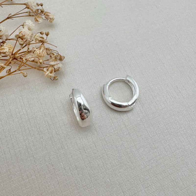 05.2946.0.S - (Tam. M) Argola estilo garras finas lisas abaloadas