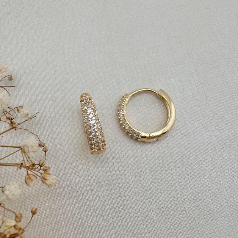 05.2947.1.O - Argola estilo garras finas com frente cravejadas abaloadas