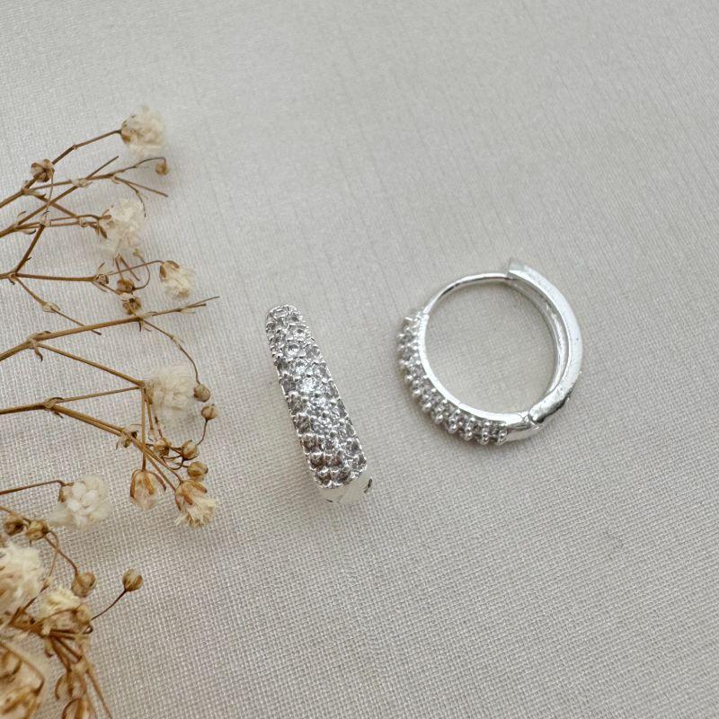 05.2947.1.S - Argola estilo garras finas com frente cravejadas abaloadas