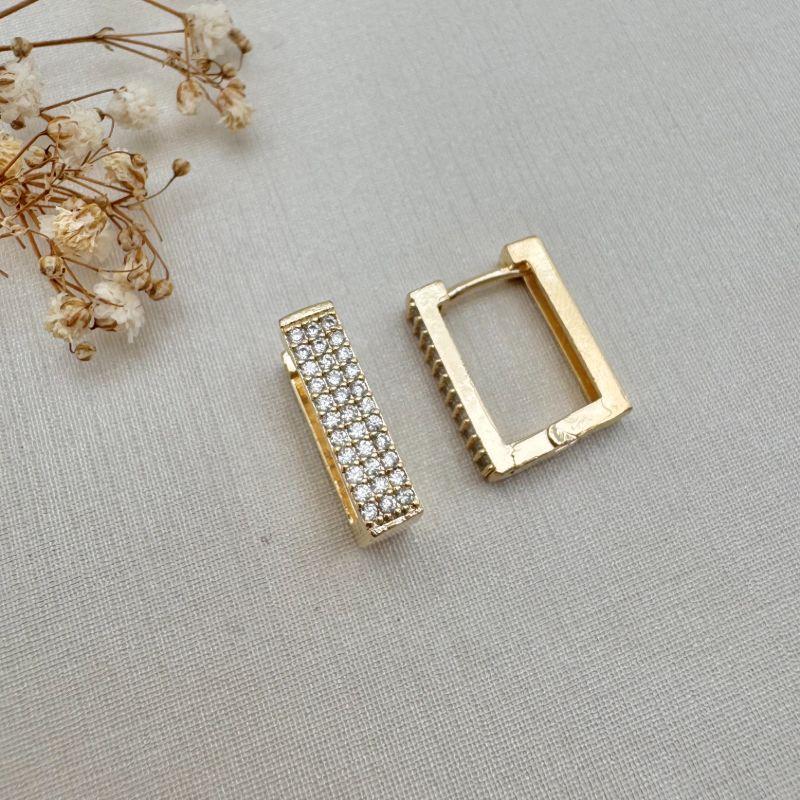 05.2948.1.O - Argola retangular com frente de três colunas cravejada e borda reta