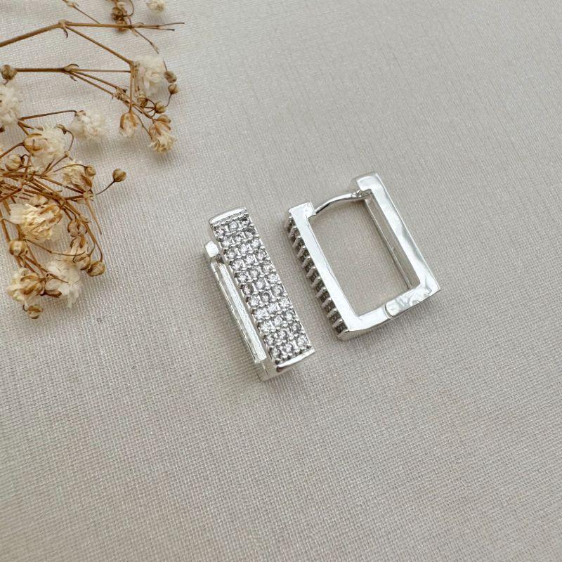 05.2948.1.S - Argola retangular com frente de três colunas cravejada e borda reta