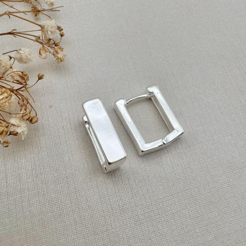 05.2949.0.S - (Tam. M) Argola retangular lisa com borda reta clássica