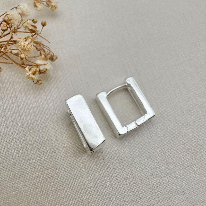 05.2950.0.S - (Tam. P) Argola retangular lisa com borda reta clássica