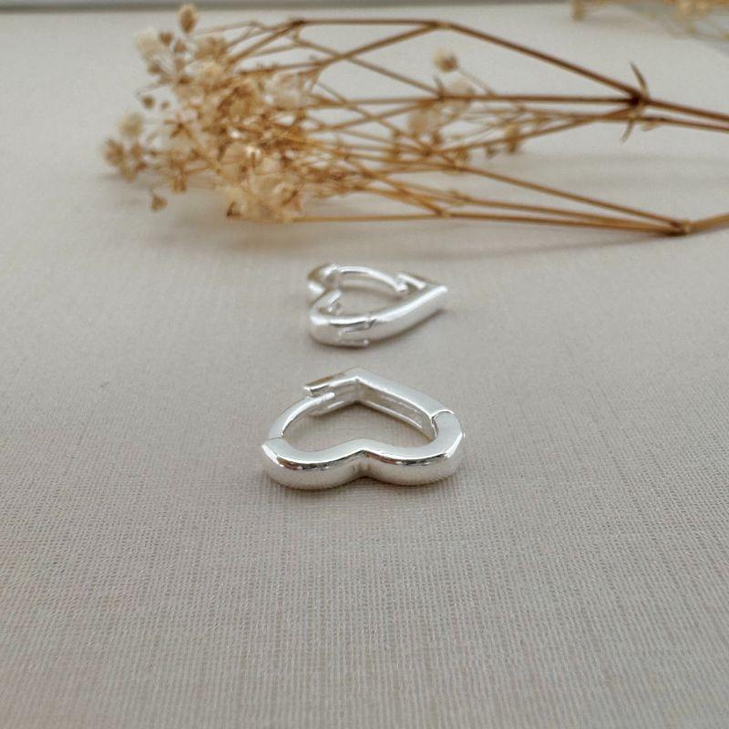 05.2954.0.S - Argola de coração lisa tamanho M