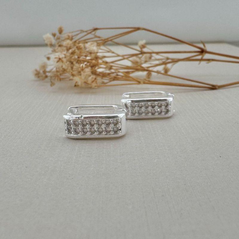 05.2961.1.S - Argola retangular com três colunas de zircônia tamanho M