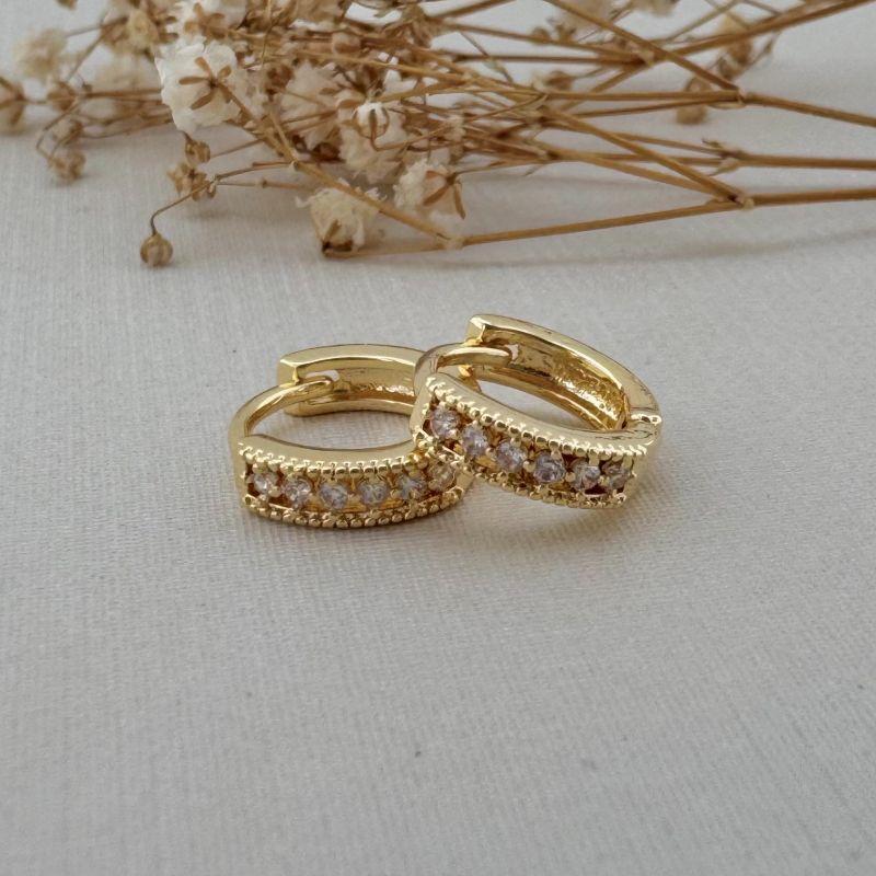 05.2967.1.O - Argola com uma coluna cravejada com borda separada em spike tamanho P