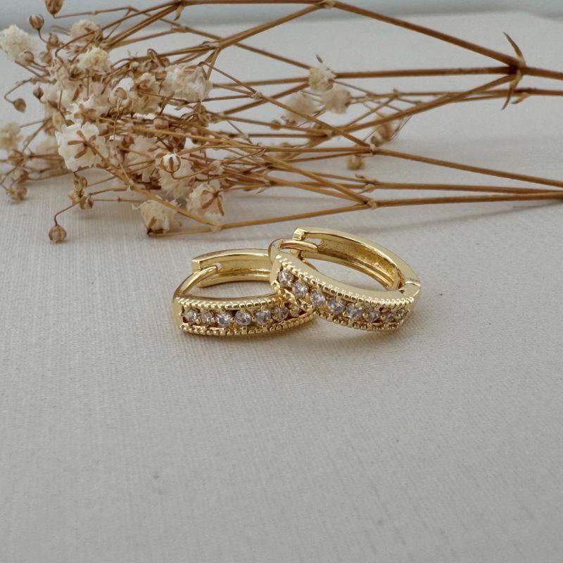 05.2968.1.O - Argola com uma coluna cravejada com borda separada em spike tamanho M