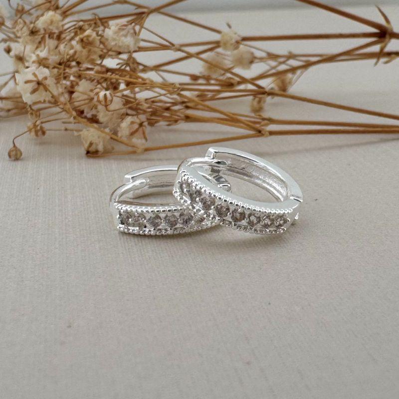 05.2968.1.S - Argola com uma coluna cravejada com borda separada em spike tamanho M