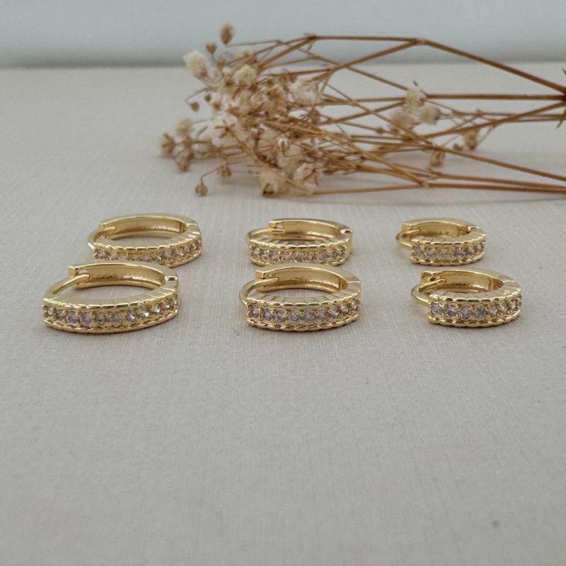 05.2970.1.O - Trio de argolas com uma coluna cravejada com borda de barras lisas