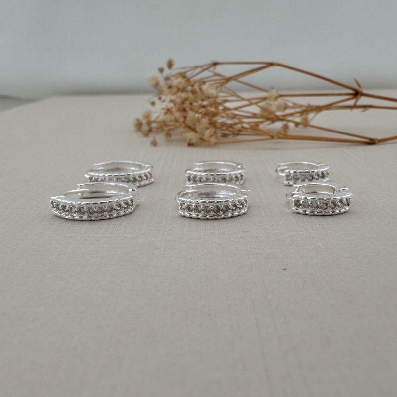 05.2970.1.S - Trio de argolas com uma coluna cravejada com borda de barras lisas