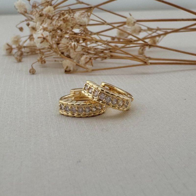 05.2971.1.O - Argola com uma coluna cravejada com borda de barras lisas tamanho P