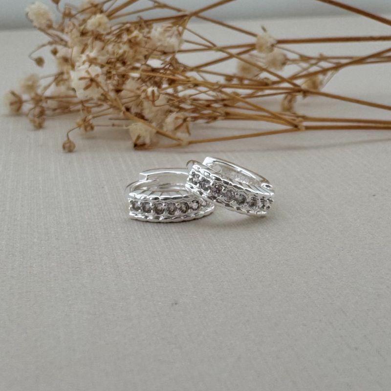 05.2971.1.S - Argola com uma coluna cravejada com borda de barras lisas tamanho P