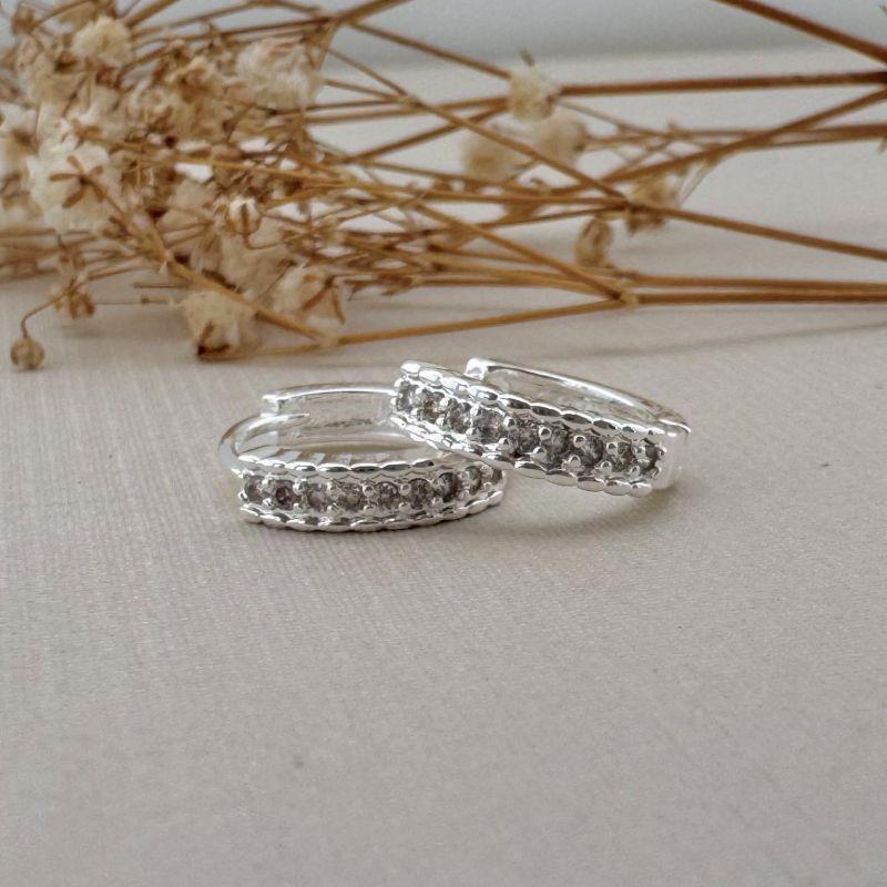 05.2972.1.S - Argola com uma coluna cravejada com borda de barras lisas tamanho M