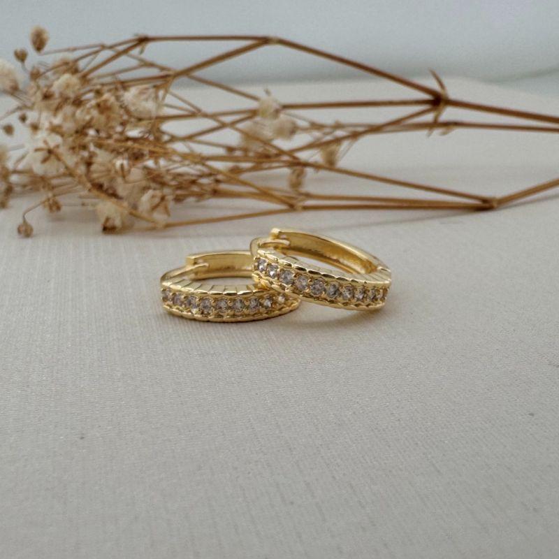 05.2973.1.O - Argola com uma coluna cravejada com borda de barras lisas tamanho G