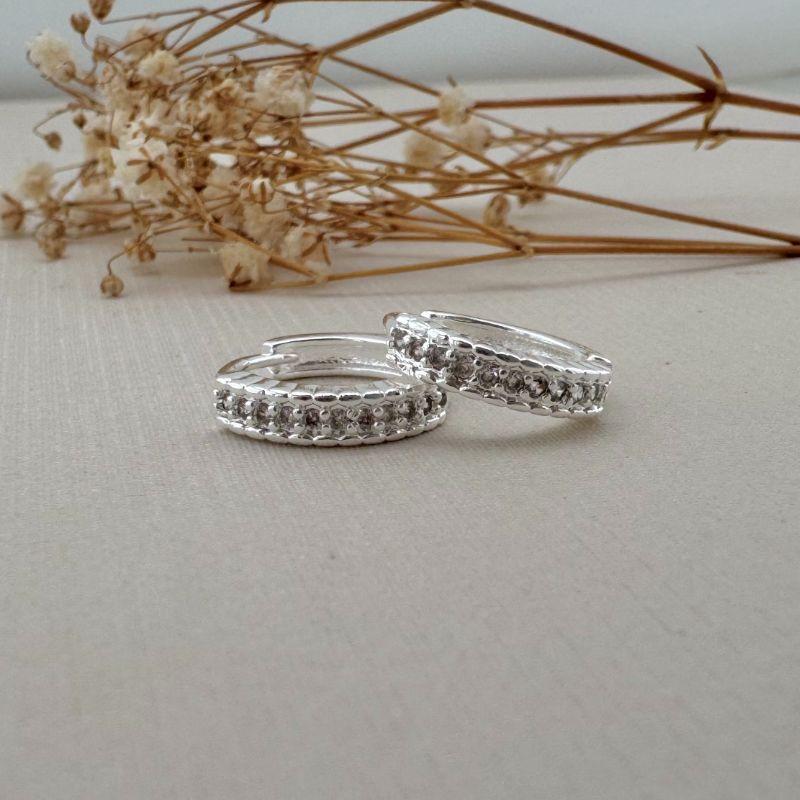 05.2973.1.S - Argola com uma coluna cravejada com borda de barras lisas tamanho G