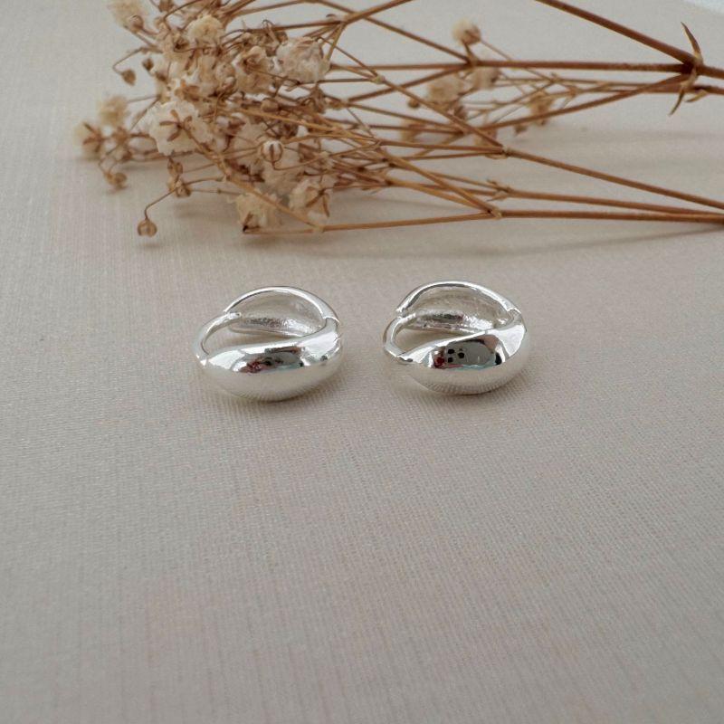 05.2979.0.S - (Tam. P) Argola de formato abaloado frente e costa lisa