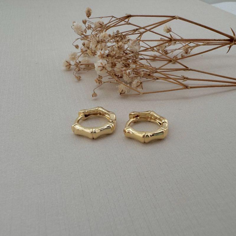 05.2983.0.O - (Tam. M) Argola circular em efeito bambu liso