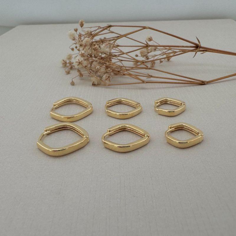 05.2985.0.O - Trio de argolas em formado losango com tubo de borda arredondada lisa