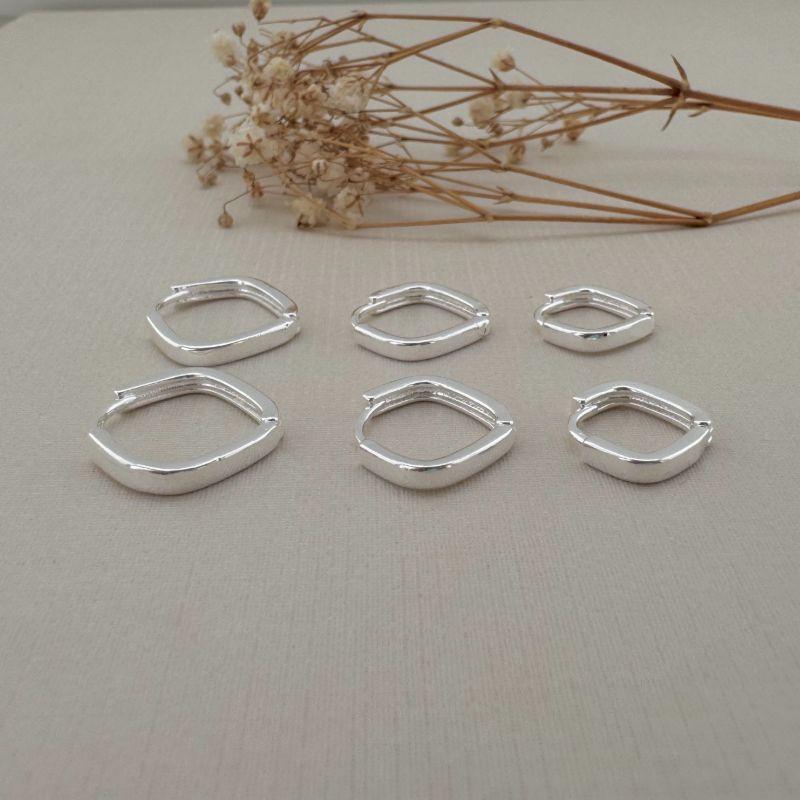 05.2985.0.S - Trio de argolas em formado losango com tubo de borda arredondada lisa