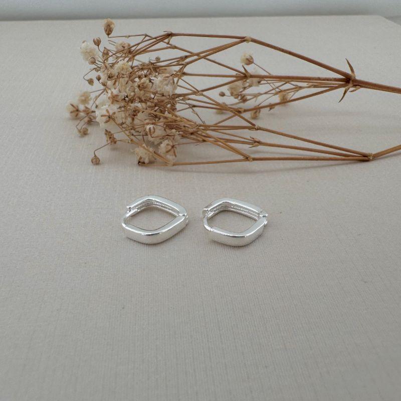 05.2986.0.S -  (Tam. P) Argola em formado losango com tubo de borda arredondada lisa