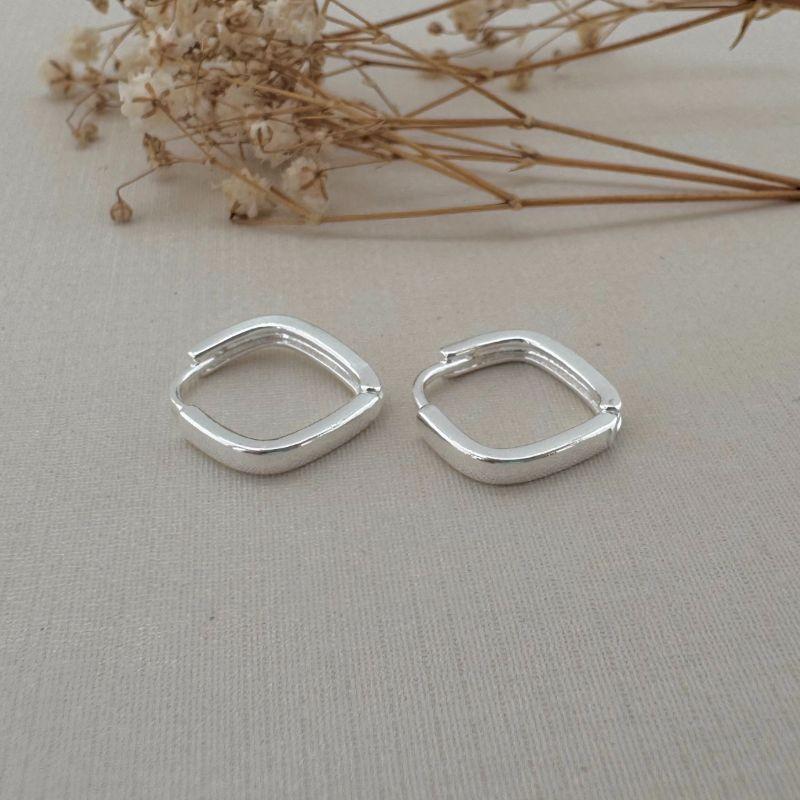 05.2987.0.S -  (Tam. M) Argola em formado losango com tubo de borda arredondada lisa