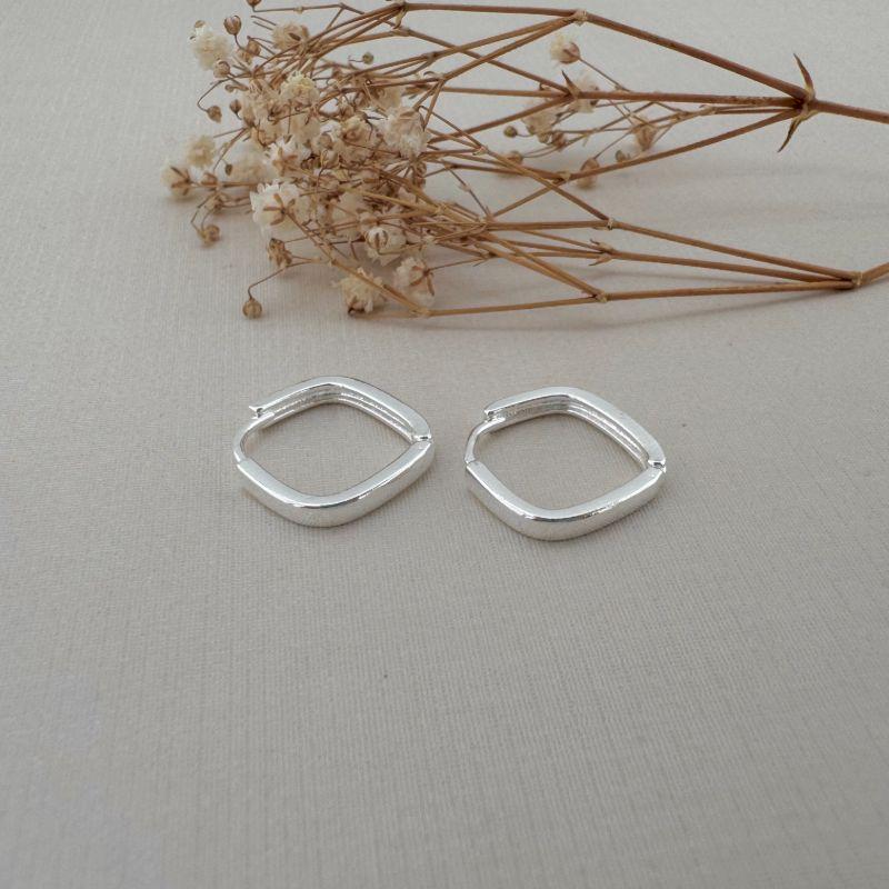 05.2988.0.S - (Tam. G) Argola em formado losango com tubo de borda arredondada lisa