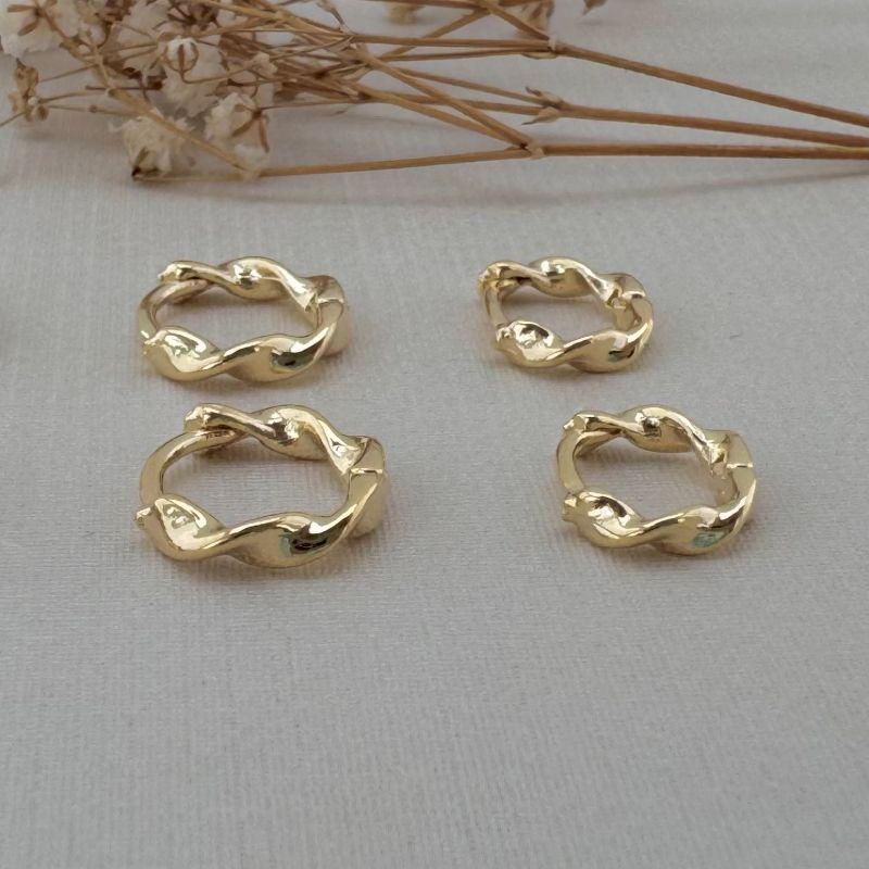 05.2992.0.O - Dupla de argolas circulares lisas com tubo em efeito espiral