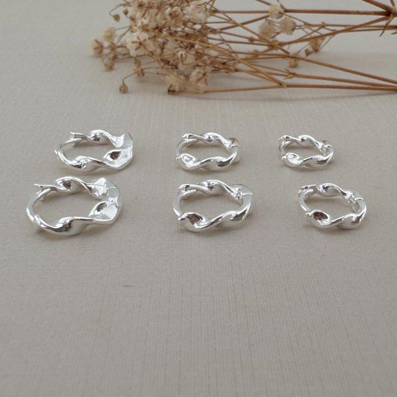 05.2992.0.S - Trio de argolas circulares lisas com tubo em efeito espiral