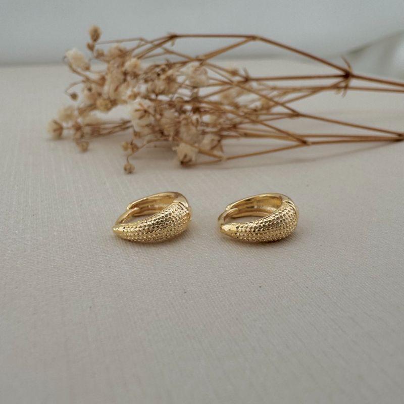 05.2994.0.O - (Tam. P) Argola em formato garra com parte frontal efeito mini spikes